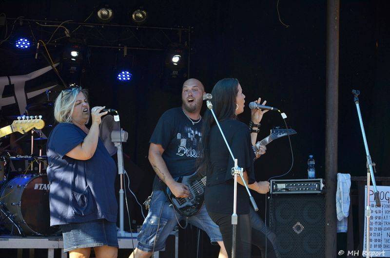 Ještě jeden fest v Tachově zchladil fanoušky umělým sněhem. Na pódiu to rozjeli Trautenberk nebo Donnie Darko