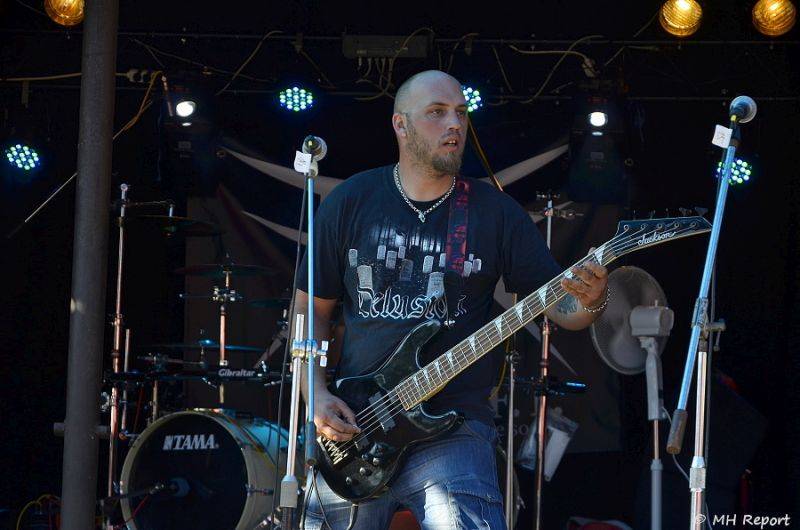 Ještě jeden fest v Tachově zchladil fanoušky umělým sněhem. Na pódiu to rozjeli Trautenberk nebo Donnie Darko