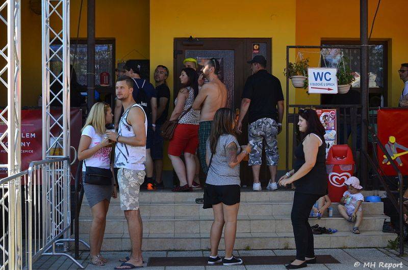 Ještě jeden fest v Tachově zchladil fanoušky umělým sněhem. Na pódiu to rozjeli Trautenberk nebo Donnie Darko