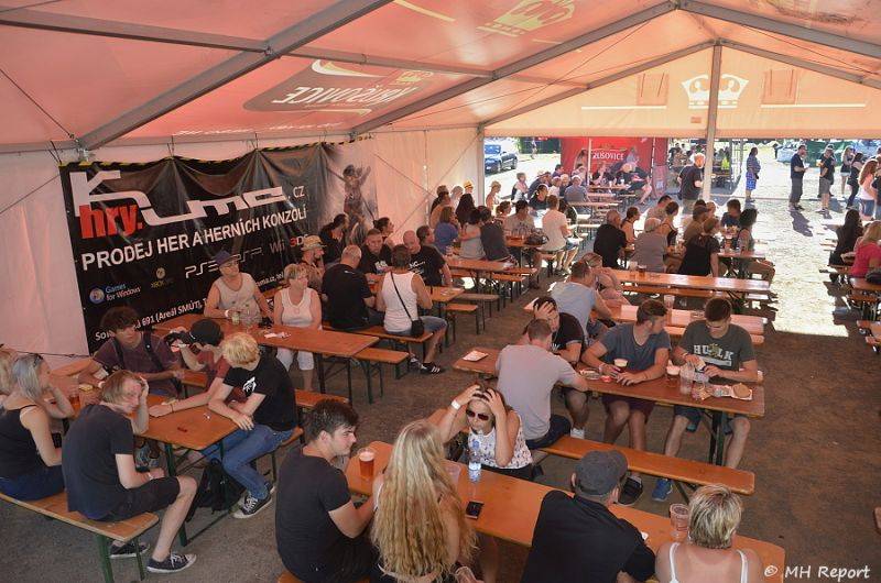 Ještě jeden fest v Tachově zchladil fanoušky umělým sněhem. Na pódiu to rozjeli Trautenberk nebo Donnie Darko