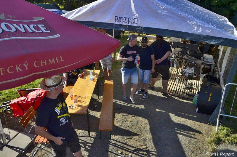 Ještě jeden fest v Tachově zchladil fanoušky umělým sněhem. Na pódiu to rozjeli Trautenberk nebo Donnie Darko
