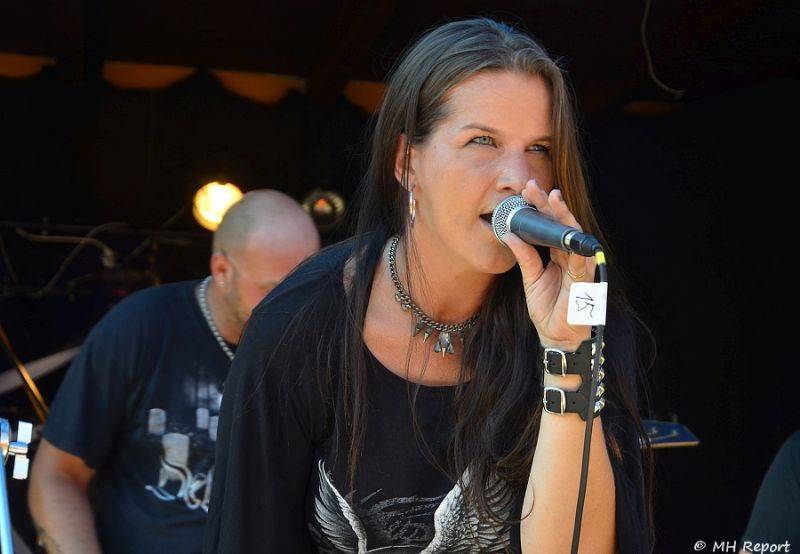 Ještě jeden fest v Tachově zchladil fanoušky umělým sněhem. Na pódiu to rozjeli Trautenberk nebo Donnie Darko