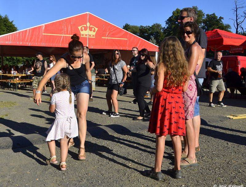 Ještě jeden fest v Tachově zchladil fanoušky umělým sněhem. Na pódiu to rozjeli Trautenberk nebo Donnie Darko