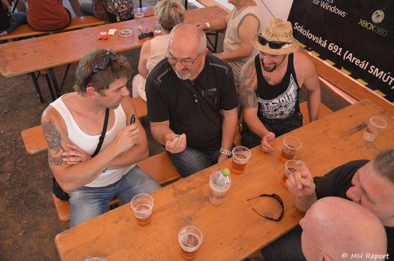 Ještě jeden fest v Tachově zchladil fanoušky umělým sněhem. Na pódiu to rozjeli Trautenberk nebo Donnie Darko