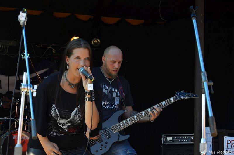 Ještě jeden fest v Tachově zchladil fanoušky umělým sněhem. Na pódiu to rozjeli Trautenberk nebo Donnie Darko