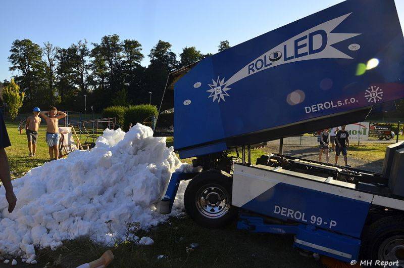 Ještě jeden fest v Tachově zchladil fanoušky umělým sněhem. Na pódiu to rozjeli Trautenberk nebo Donnie Darko