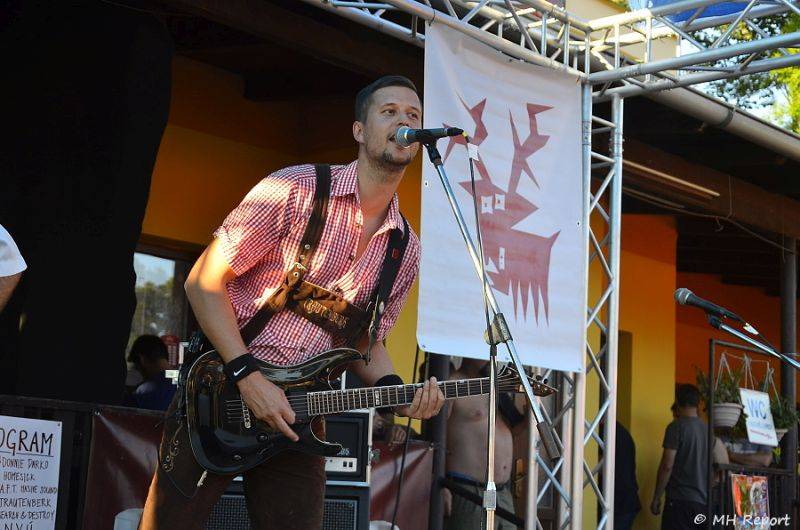 Ještě jeden fest v Tachově zchladil fanoušky umělým sněhem. Na pódiu to rozjeli Trautenberk nebo Donnie Darko