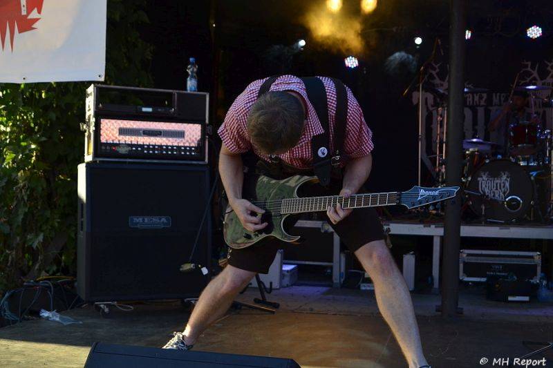Ještě jeden fest v Tachově zchladil fanoušky umělým sněhem. Na pódiu to rozjeli Trautenberk nebo Donnie Darko