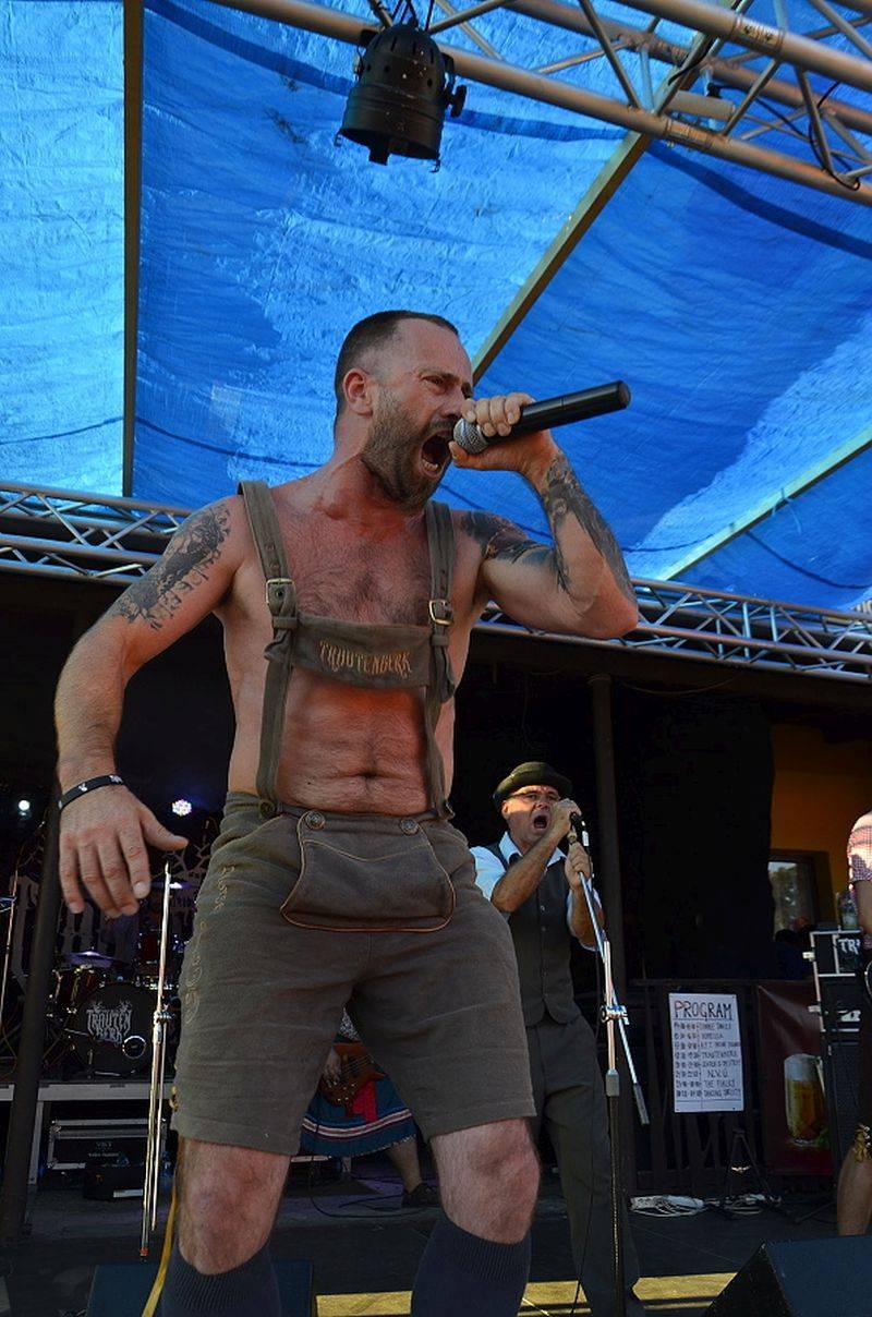 Ještě jeden fest v Tachově zchladil fanoušky umělým sněhem. Na pódiu to rozjeli Trautenberk nebo Donnie Darko