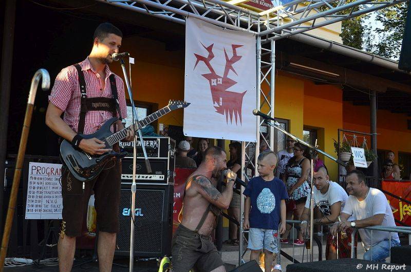 Ještě jeden fest v Tachově zchladil fanoušky umělým sněhem. Na pódiu to rozjeli Trautenberk nebo Donnie Darko