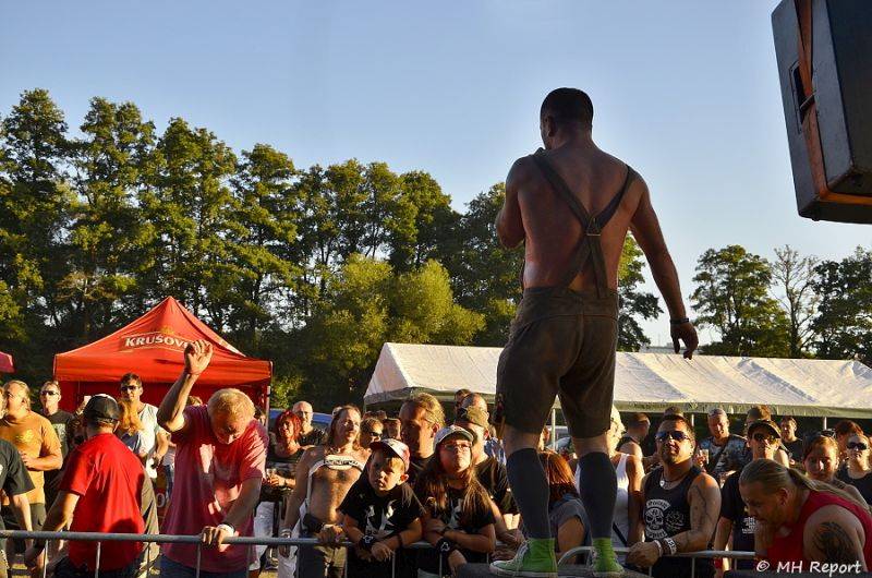 Ještě jeden fest v Tachově zchladil fanoušky umělým sněhem. Na pódiu to rozjeli Trautenberk nebo Donnie Darko