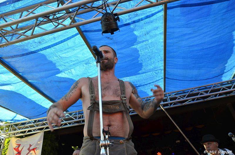 Ještě jeden fest v Tachově zchladil fanoušky umělým sněhem. Na pódiu to rozjeli Trautenberk nebo Donnie Darko