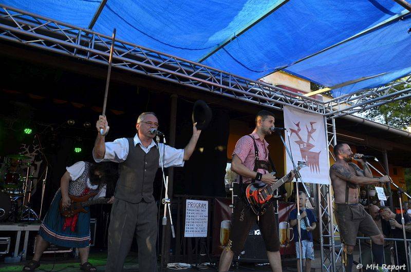 Ještě jeden fest v Tachově zchladil fanoušky umělým sněhem. Na pódiu to rozjeli Trautenberk nebo Donnie Darko