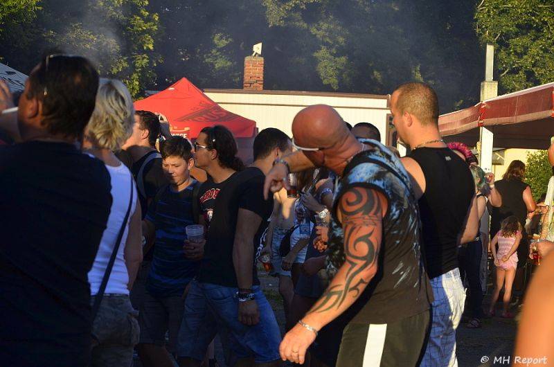 Ještě jeden fest v Tachově zchladil fanoušky umělým sněhem. Na pódiu to rozjeli Trautenberk nebo Donnie Darko