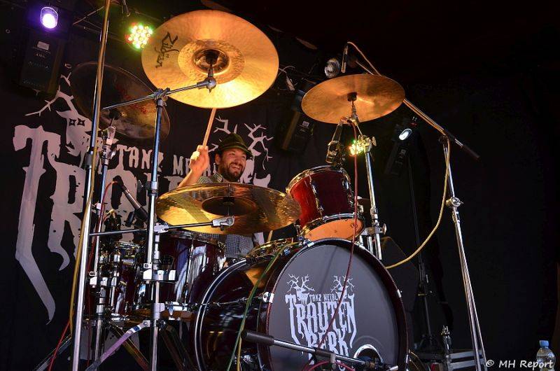 Ještě jeden fest v Tachově zchladil fanoušky umělým sněhem. Na pódiu to rozjeli Trautenberk nebo Donnie Darko