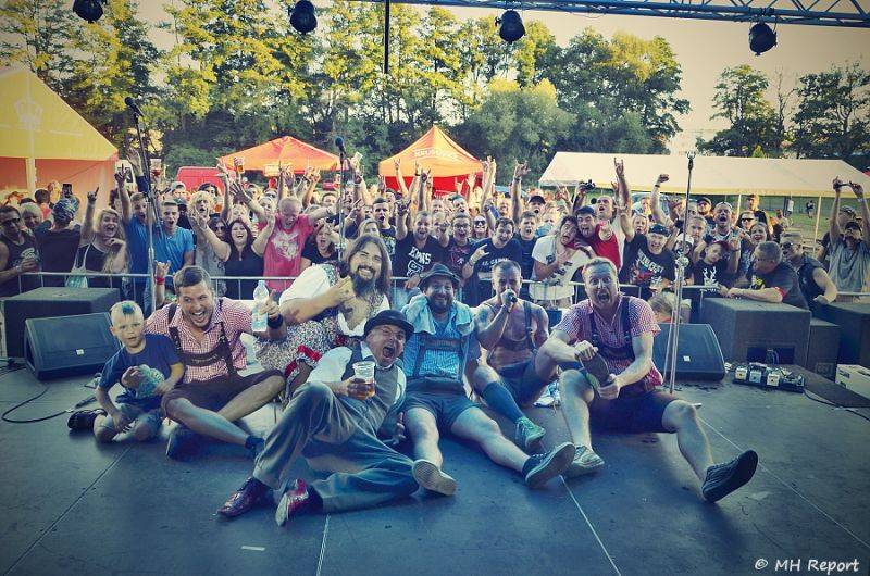 Ještě jeden fest v Tachově zchladil fanoušky umělým sněhem. Na pódiu to rozjeli Trautenberk nebo Donnie Darko