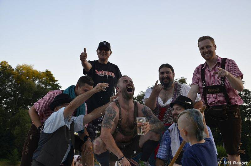 Ještě jeden fest v Tachově zchladil fanoušky umělým sněhem. Na pódiu to rozjeli Trautenberk nebo Donnie Darko