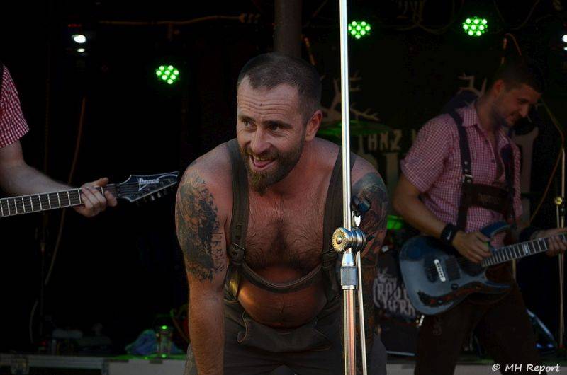 Ještě jeden fest v Tachově zchladil fanoušky umělým sněhem. Na pódiu to rozjeli Trautenberk nebo Donnie Darko