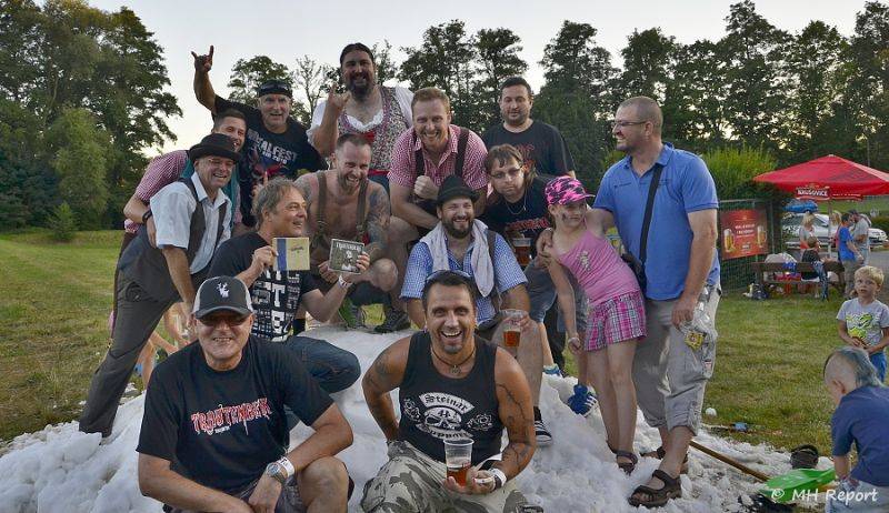 Ještě jeden fest v Tachově zchladil fanoušky umělým sněhem. Na pódiu to rozjeli Trautenberk nebo Donnie Darko