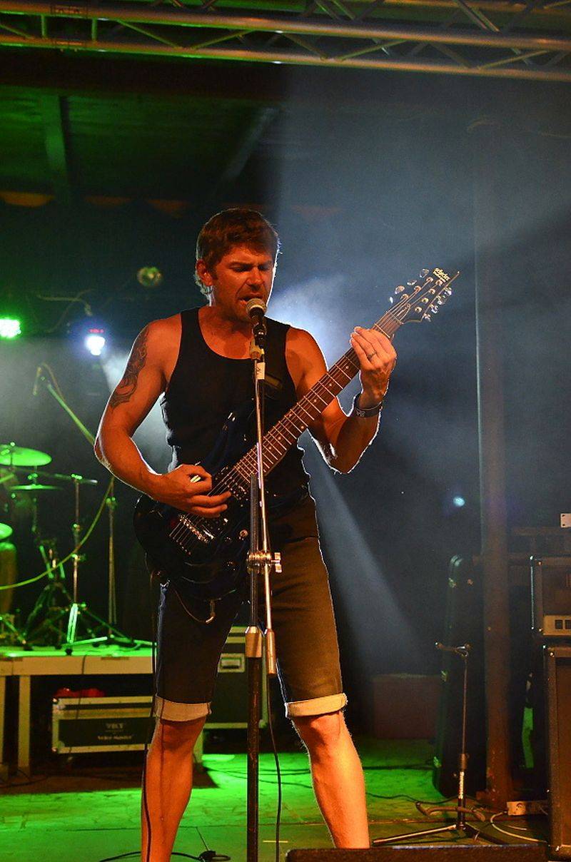 Ještě jeden fest v Tachově zchladil fanoušky umělým sněhem. Na pódiu to rozjeli Trautenberk nebo Donnie Darko