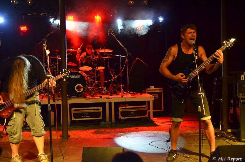 Ještě jeden fest v Tachově zchladil fanoušky umělým sněhem. Na pódiu to rozjeli Trautenberk nebo Donnie Darko