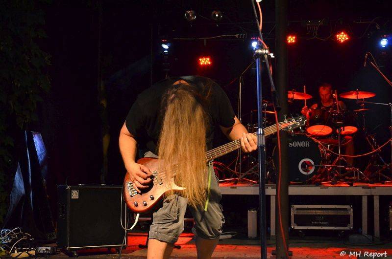 Ještě jeden fest v Tachově zchladil fanoušky umělým sněhem. Na pódiu to rozjeli Trautenberk nebo Donnie Darko