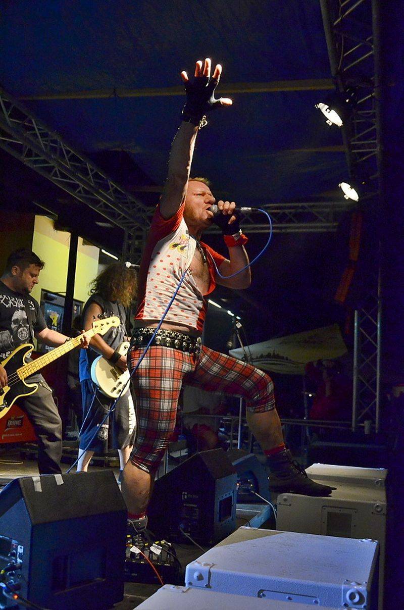 Ještě jeden fest v Tachově zchladil fanoušky umělým sněhem. Na pódiu to rozjeli Trautenberk nebo Donnie Darko