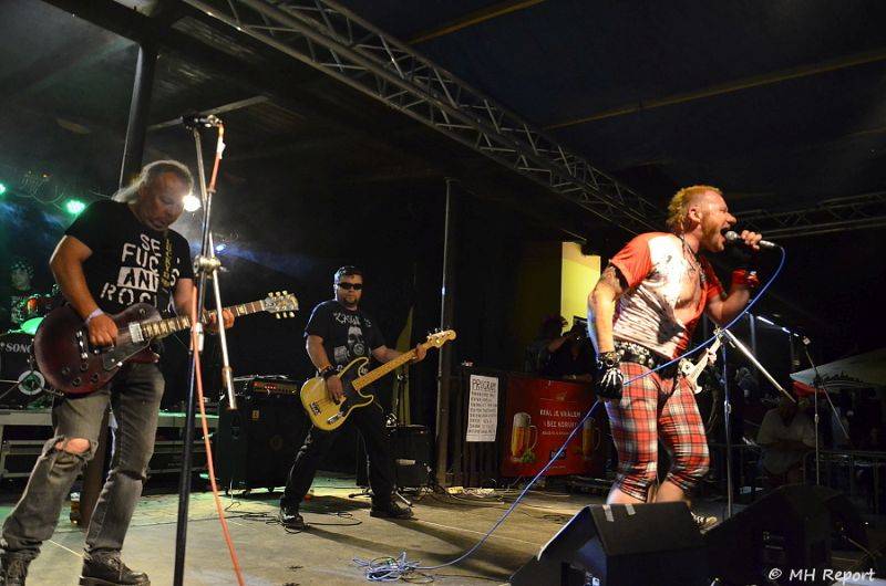 Ještě jeden fest v Tachově zchladil fanoušky umělým sněhem. Na pódiu to rozjeli Trautenberk nebo Donnie Darko