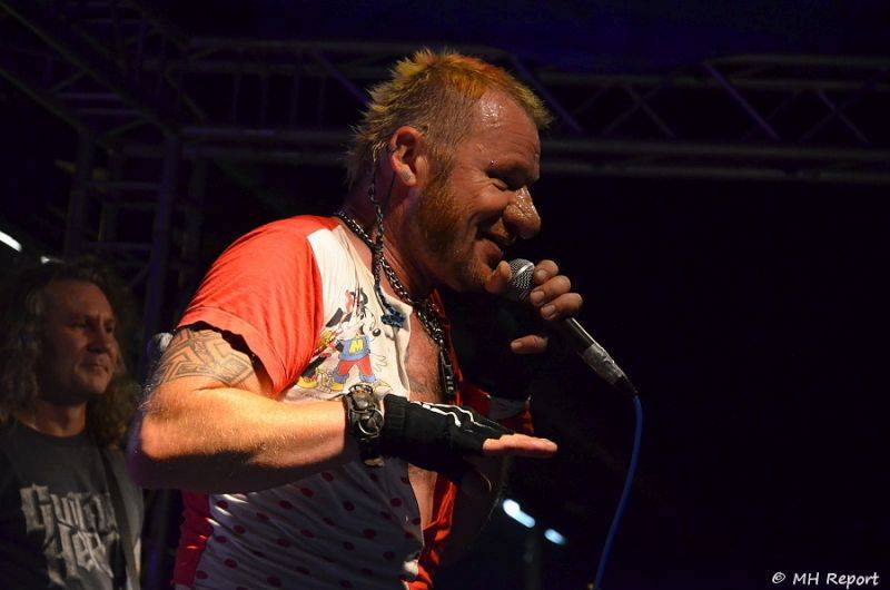 Ještě jeden fest v Tachově zchladil fanoušky umělým sněhem. Na pódiu to rozjeli Trautenberk nebo Donnie Darko