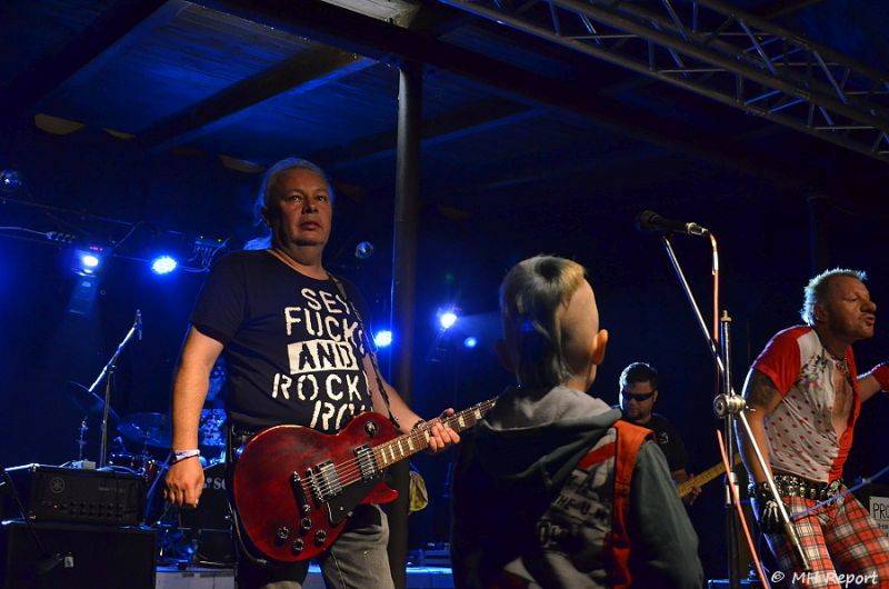 Ještě jeden fest v Tachově zchladil fanoušky umělým sněhem. Na pódiu to rozjeli Trautenberk nebo Donnie Darko