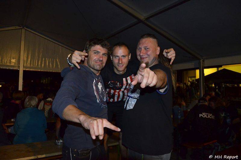 Ještě jeden fest v Tachově zchladil fanoušky umělým sněhem. Na pódiu to rozjeli Trautenberk nebo Donnie Darko