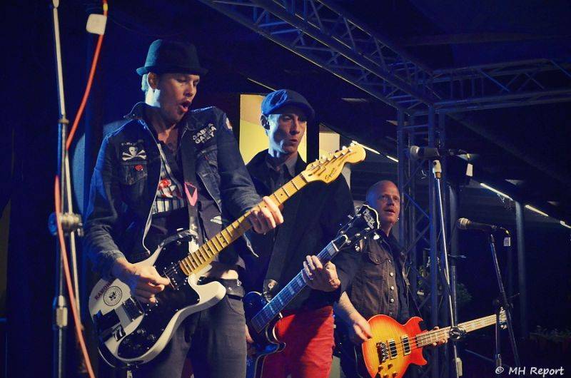 Ještě jeden fest v Tachově zchladil fanoušky umělým sněhem. Na pódiu to rozjeli Trautenberk nebo Donnie Darko