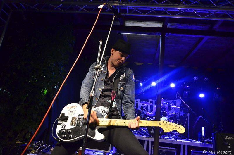 Ještě jeden fest v Tachově zchladil fanoušky umělým sněhem. Na pódiu to rozjeli Trautenberk nebo Donnie Darko