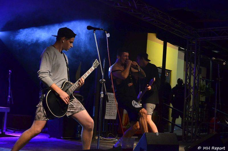 Ještě jeden fest v Tachově zchladil fanoušky umělým sněhem. Na pódiu to rozjeli Trautenberk nebo Donnie Darko