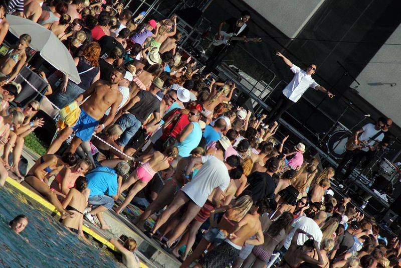 Brněnského trosečníka rozehřáli Čechomor, Slza a No Name