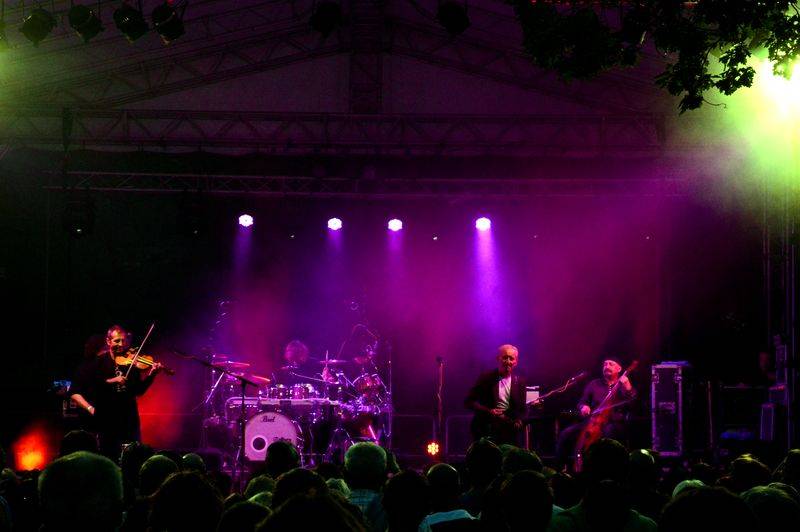 Koncert Čechomoru na Střeleckém ostrově osvětlovali i fanoušci