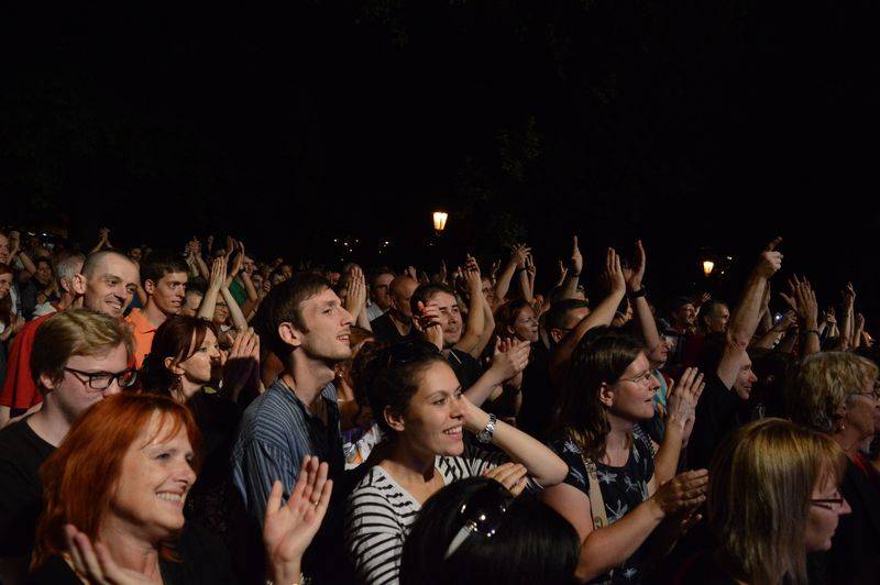 Koncert Čechomoru na Střeleckém ostrově osvětlovali i fanoušci