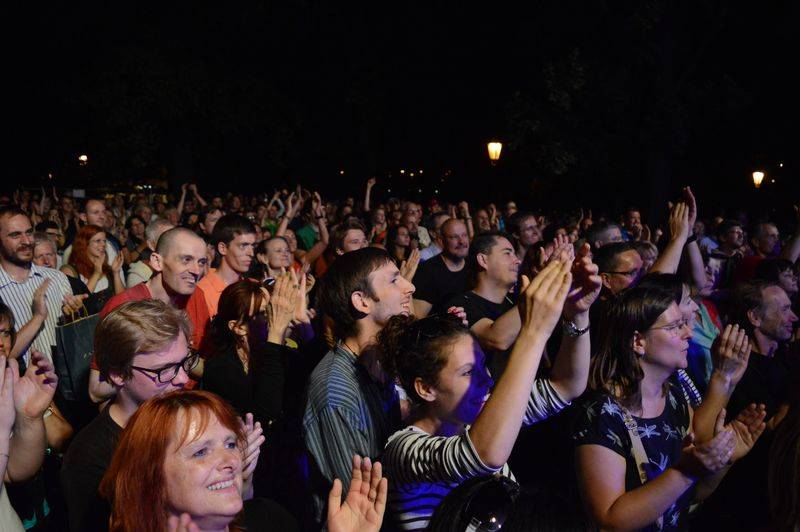 Koncert Čechomoru na Střeleckém ostrově osvětlovali i fanoušci
