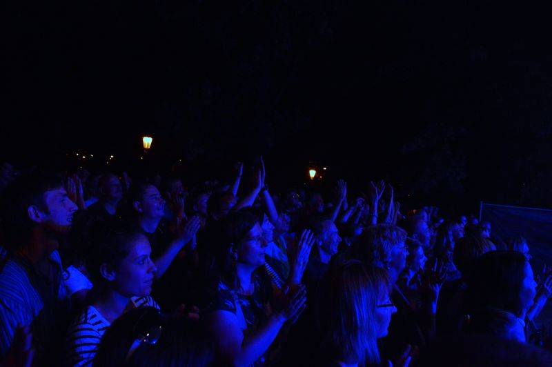 Koncert Čechomoru na Střeleckém ostrově osvětlovali i fanoušci
