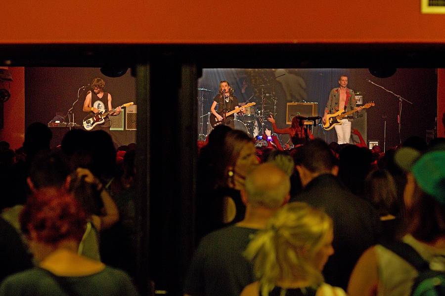 Britská senzace Wolf Alice přivábila fanoušky do Akropole