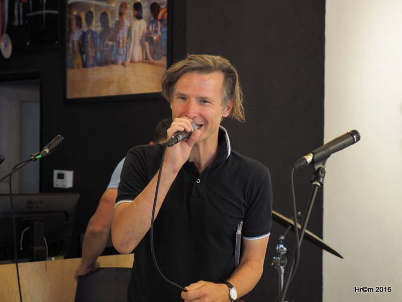 Jananas odehráli akustický minikoncert a představili desku. Nebo se to stalo samo?