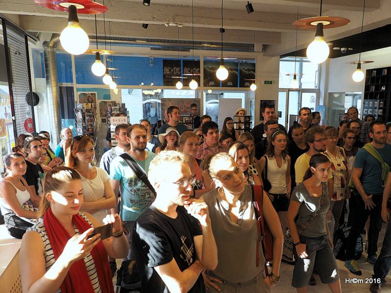 Jananas odehráli akustický minikoncert a představili desku. Nebo se to stalo samo?