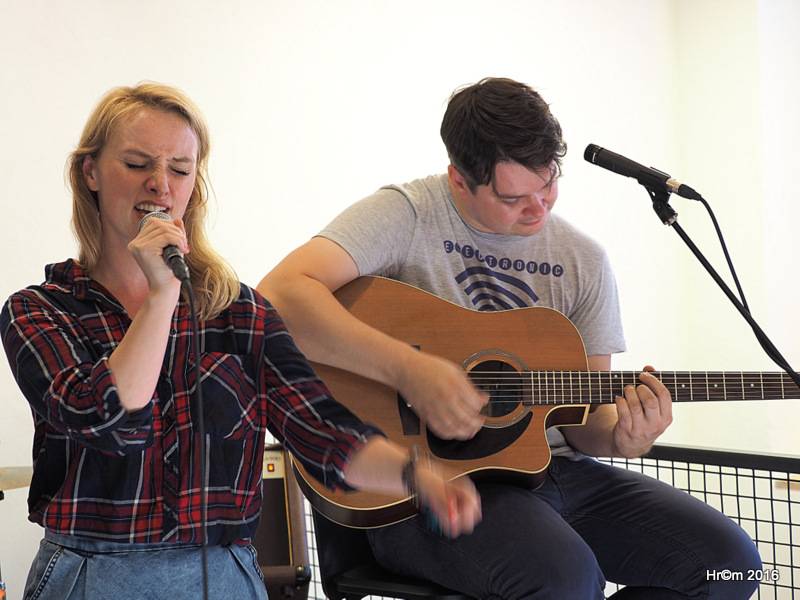 Jananas odehráli akustický minikoncert a představili desku. Nebo se to stalo samo?