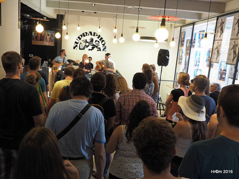 Jananas odehráli akustický minikoncert a představili desku. Nebo se to stalo samo?