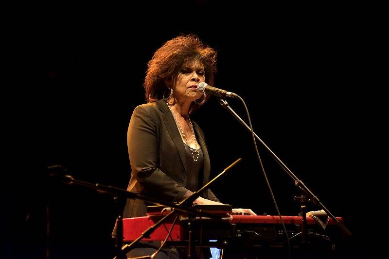 Divadlo Archa okouzlila Sharon Robinson, písničkářka a pravá ruka Leonarda Cohena