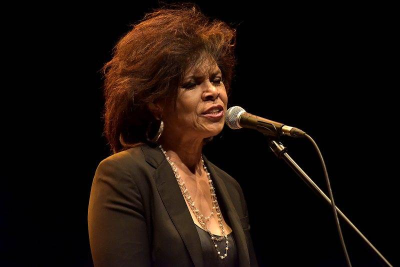 Divadlo Archa okouzlila Sharon Robinson, písničkářka a pravá ruka Leonarda Cohena