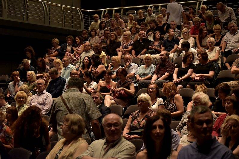 Divadlo Archa okouzlila Sharon Robinson, písničkářka a pravá ruka Leonarda Cohena