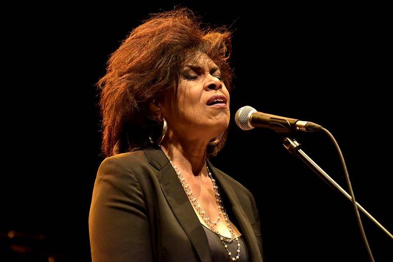 Divadlo Archa okouzlila Sharon Robinson, písničkářka a pravá ruka Leonarda Cohena