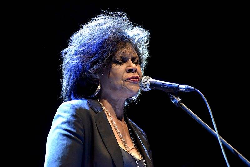 Divadlo Archa okouzlila Sharon Robinson, písničkářka a pravá ruka Leonarda Cohena