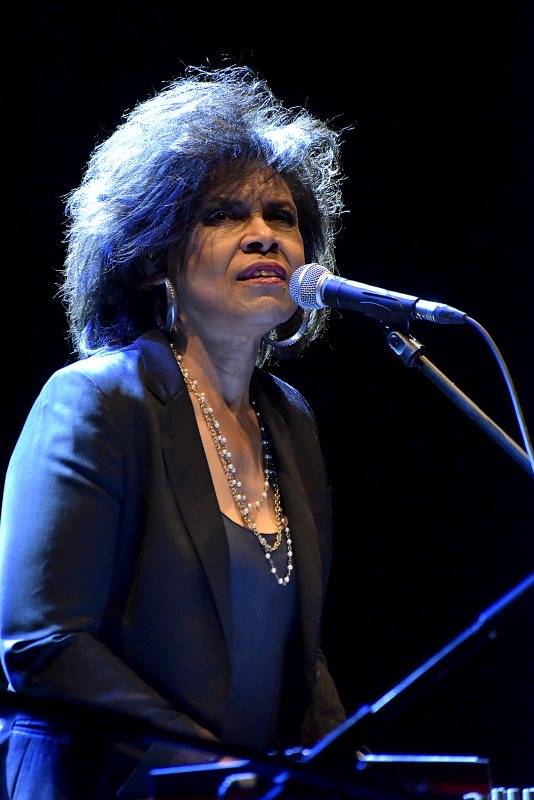 Divadlo Archa okouzlila Sharon Robinson, písničkářka a pravá ruka Leonarda Cohena